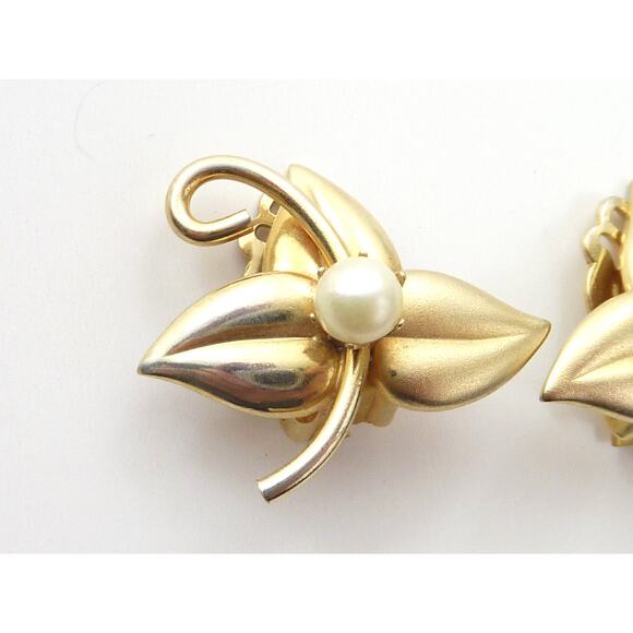 Vintage Gold Tone Leaf Clip In Earrings With Single Faux Pearls 1” - Picture 2 of 3